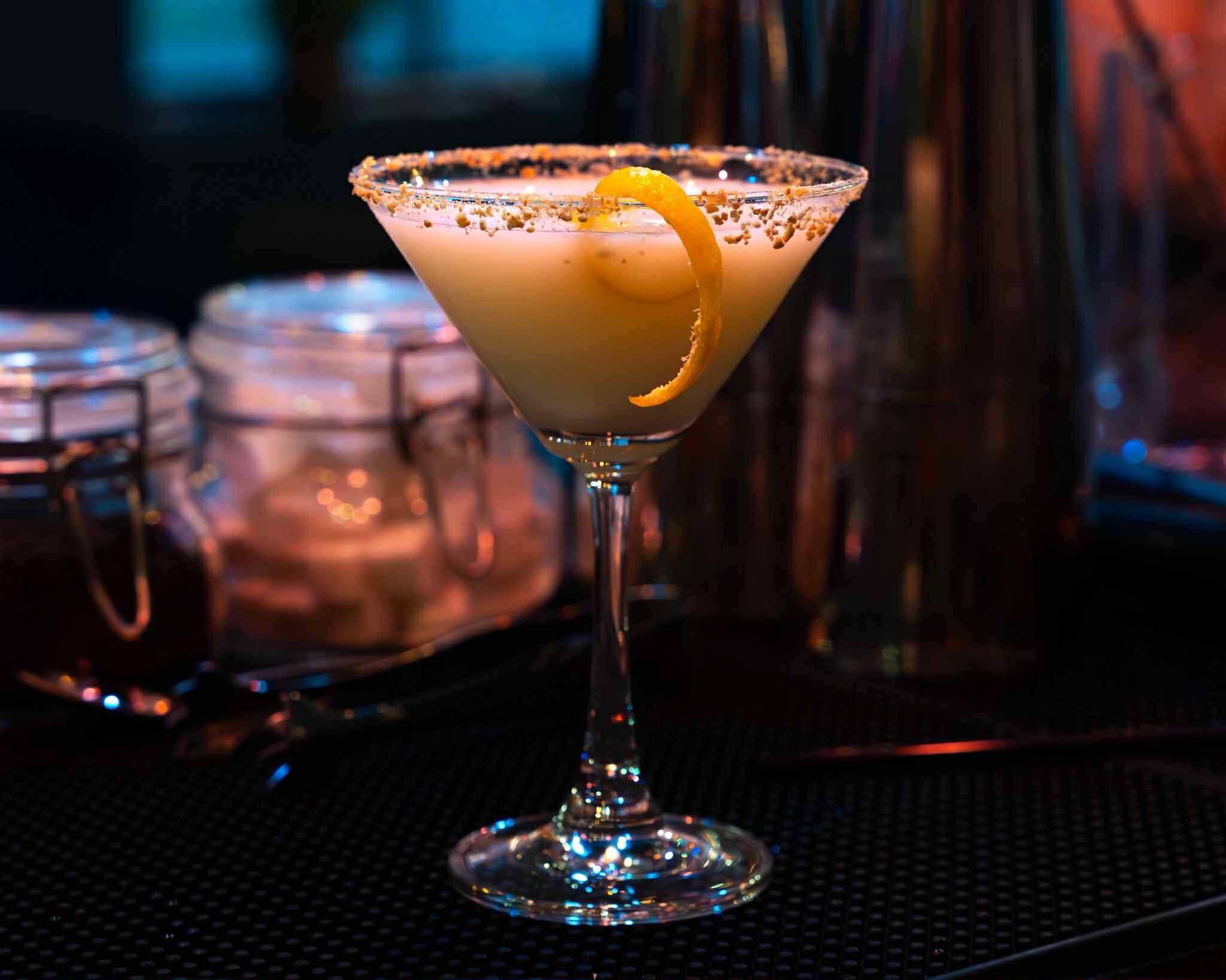 Seasonal Cocktails: Craft Mixology & Unique Flavor